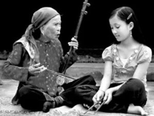 Artist Ha Thi Cau and young generation (Photo: Ninh Binh newspaper)